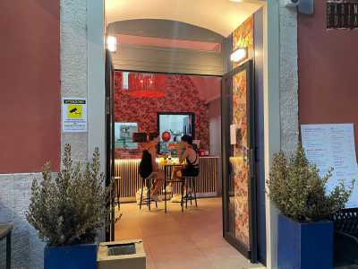 ...altri due all�interno davanti al bancone